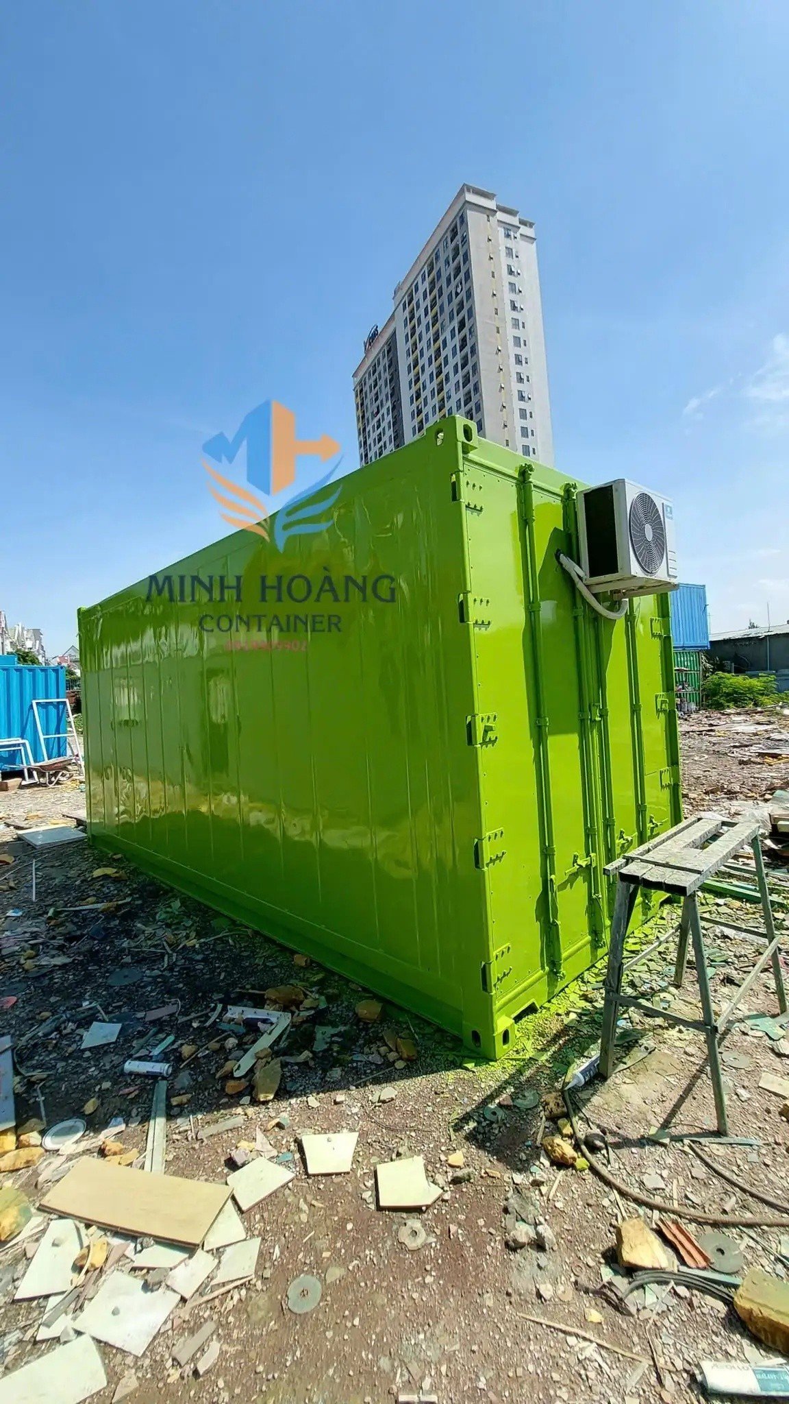 Container Nhà Ở 20 Feet Xanh Lá Ốp Gỗ Dạng Kính Có Mái Che